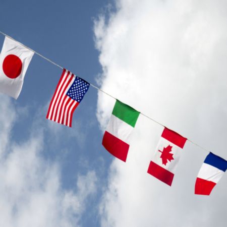 الأعلام المستطيلة المعلقة